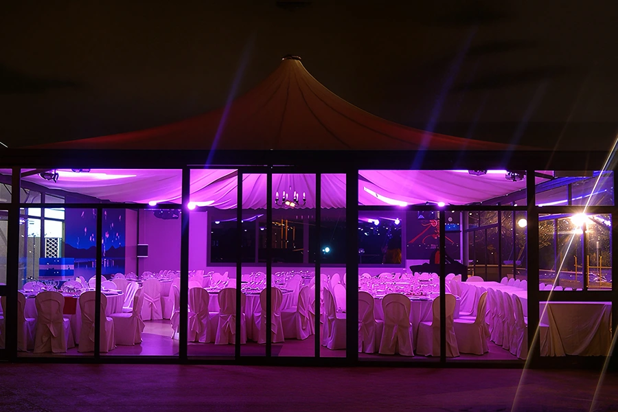 Impianto luci scenografiche per eventi serali realizzato da Disco Express in sala ricevimenti elegante