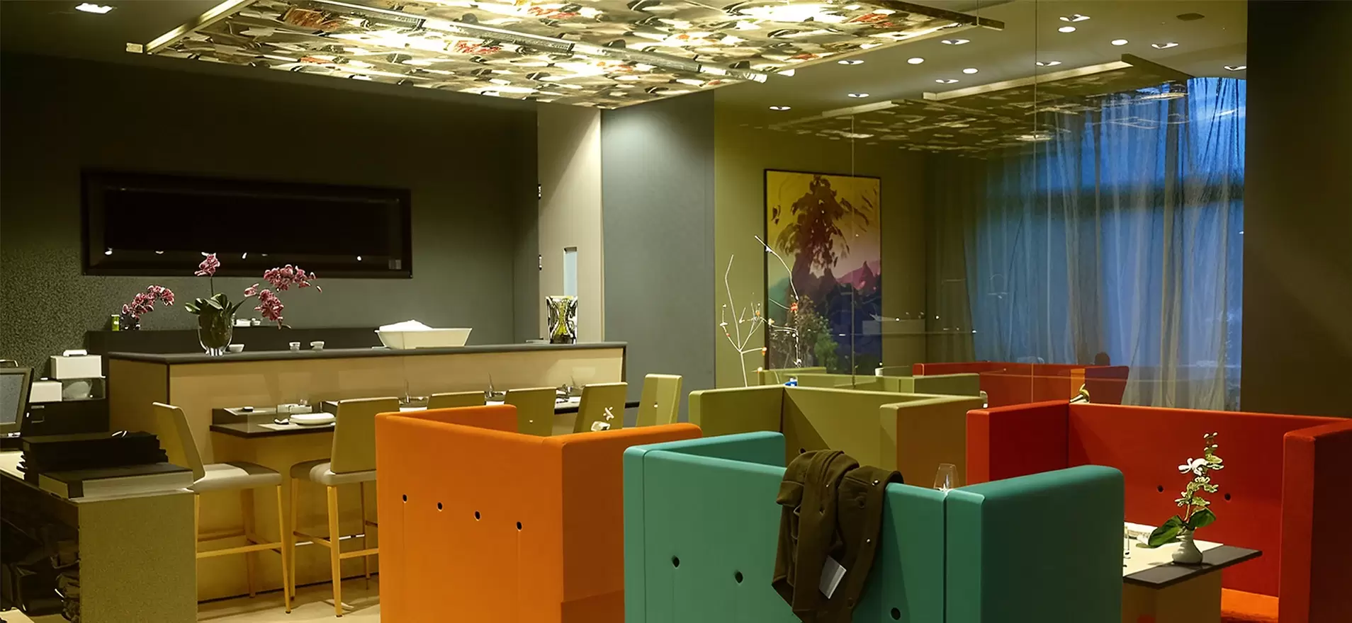 Interno raffinato con impianto luci e sistema audio integrato – Caparena Sushi Bar