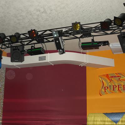 Dettaglio impianto luci con fari motorizzati, casse audio e traliccio per locale intrattenimento - installazione firmata Disco Express