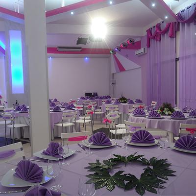 Sala ricevimenti allestita con impianto luci integrato, illuminazione LED a soffitto e atmosfera cromatica coordinata – progetto Disco Express Impianti