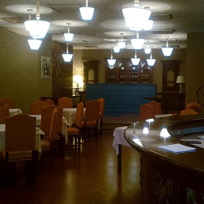 Sala ristorante con illuminazione a sospensione, atmosfera calda e impianto luci progettato per valorizzare arredi e comfort visivo - Disco Express
