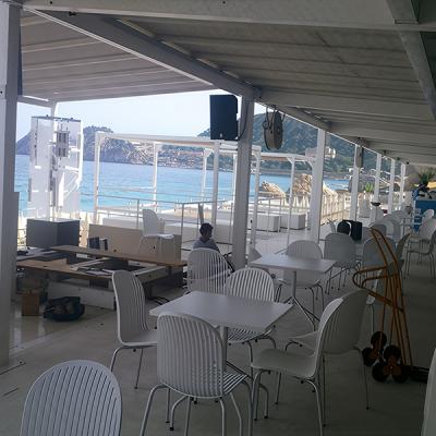 Struttura balneare con impianto audio installato all’aperto, vista mare e allestimento tecnico per ambienti esterni - progetto Disco Express