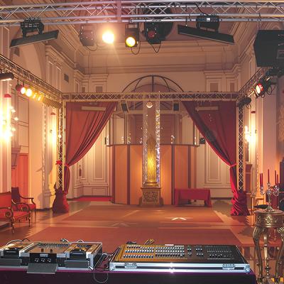 Allestimento luci scenografiche e struttura in traliccio per evento in palazzo storico – impianto audio-luci by Disco Express Impianti