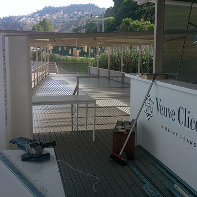 Zona bar esterna in allestimento con vista panoramica e strutture in legno.