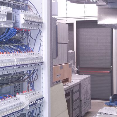 Quadro elettrico aperto con cablaggio visibile in un ambiente tecnico.